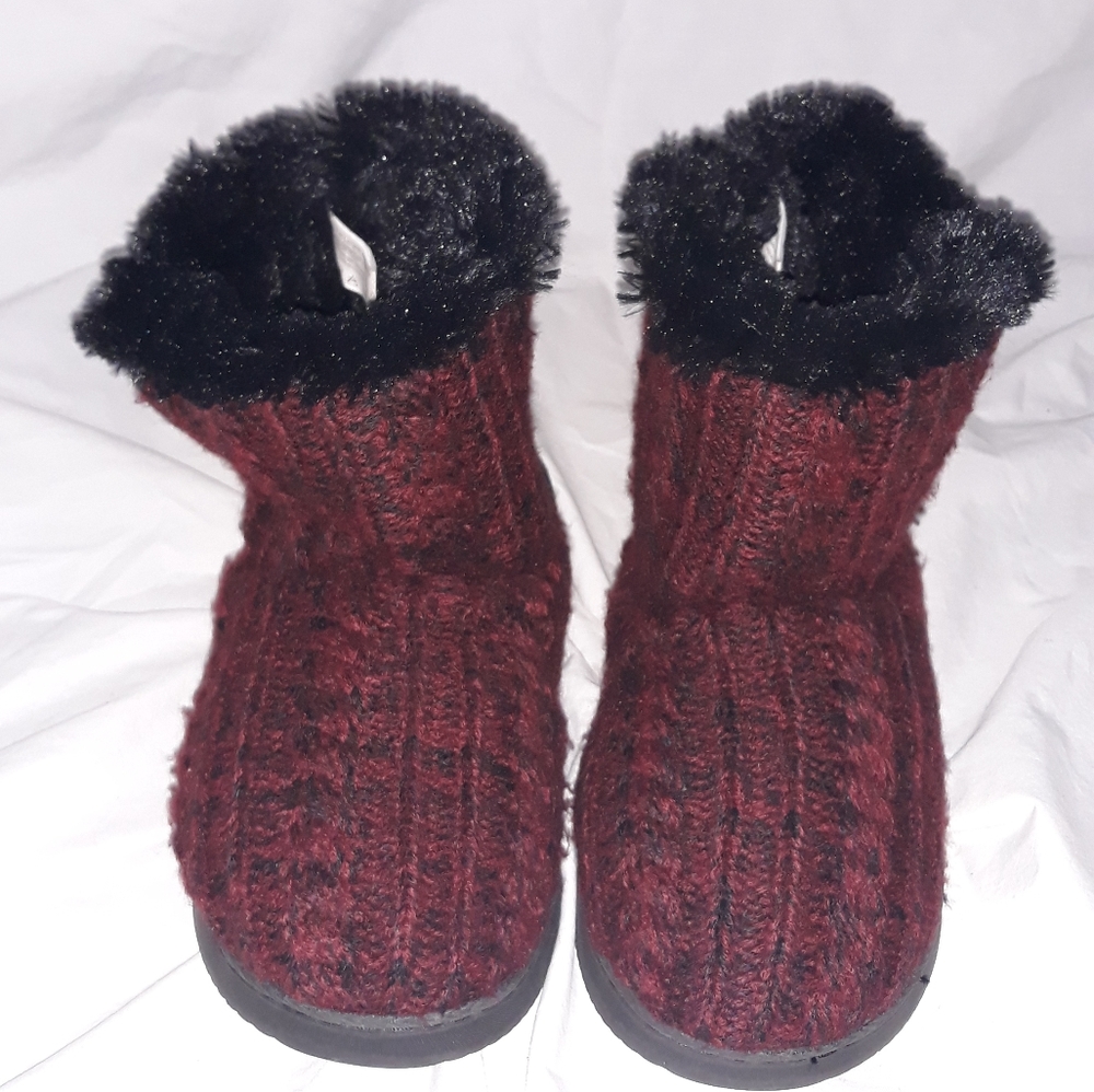 Bearfoams womes red and black slippers